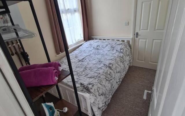 Groundfloor 1 bedroom apartment with free parking!
