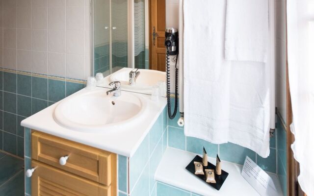 Logis Hôtel Domaine les Falaises