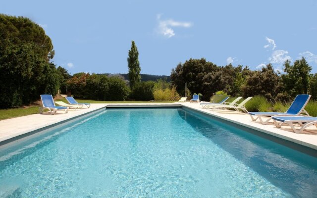 Secluded Holiday Home in Rustrel With Swimming Pool