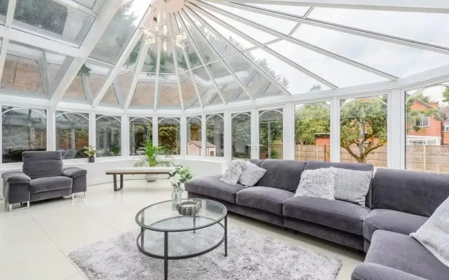 6 Bed House - Sleeps 11 - Pets - Garden - Parking