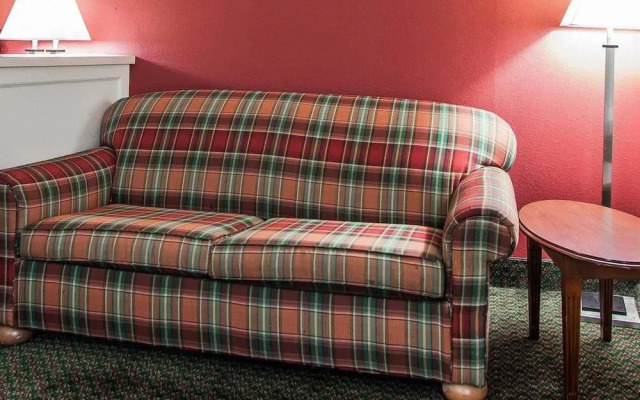 Econo Lodge Inn & Suites Outlet Village