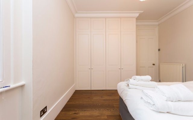 2 Bedroom Flat by Battersea Park