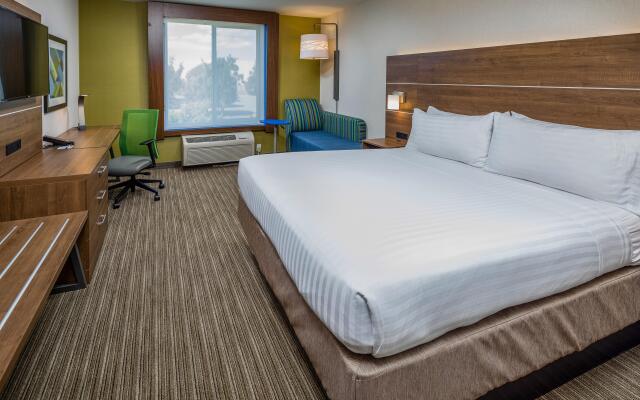 Holiday Inn Express and Suites Modesto by IHG