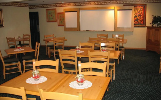 Country Inn & Suites by Radisson, Holland, MI
