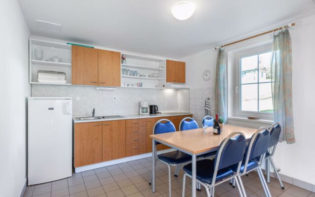 Holiday Hill 25616