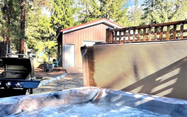 Rhodie House 3 Bedroom Home by NW Comfy Cabins by RedAwning