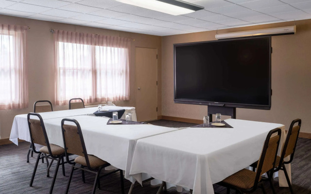 Ramada by Wyndham Thunder Bay Airlane Hotel