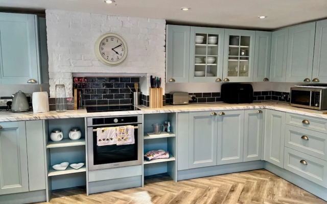 Housesleeps7-parking-garden-fireplace-beachnearby