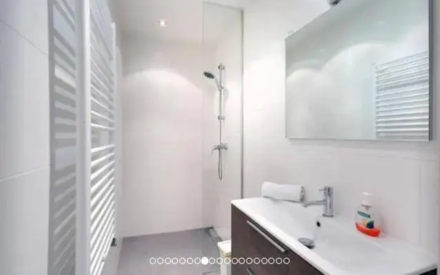 Luxurious Canalview APT with Patio CITY CENTRE