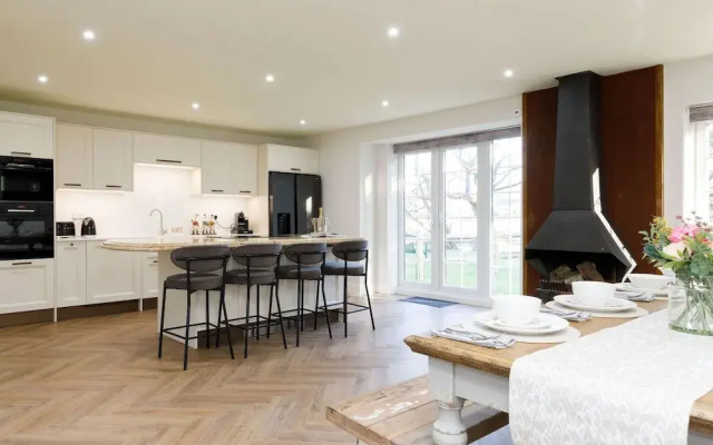 Beautiful 4-bed Close to South Downs Goodwood