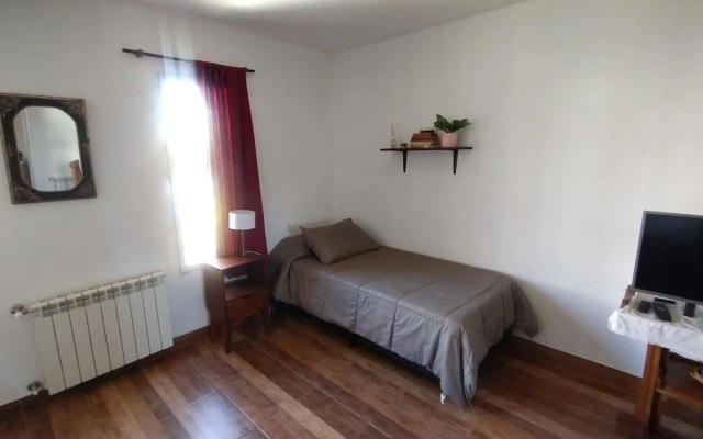 Monoambiente para tres personas. Amplio y luminoso.