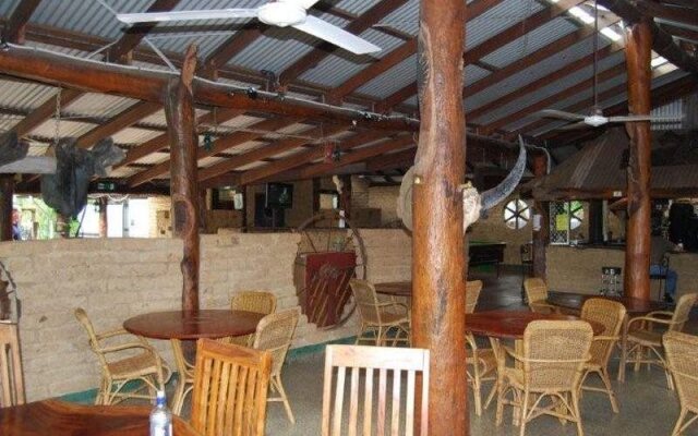 Lazy Lizard Tavern and Caravan Park Cabins