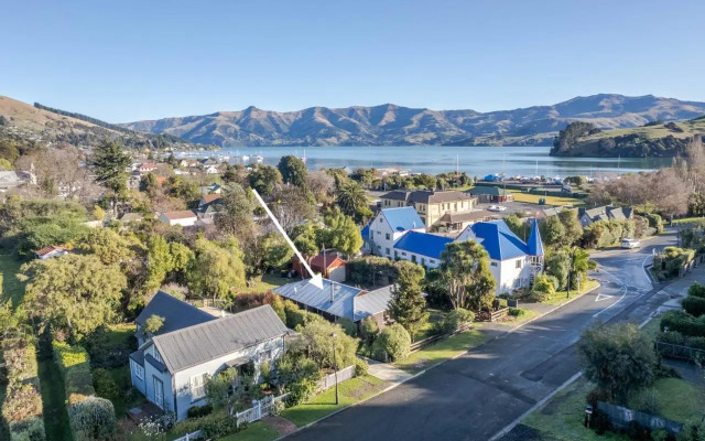 Woodills Wonderland - Akaroa Holiday Home