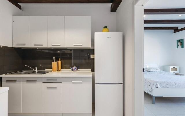 Beautiful apartment in Jablanac w/ 2 Bedrooms