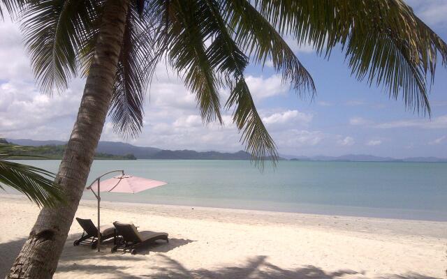 Foxy's Beach Resort
