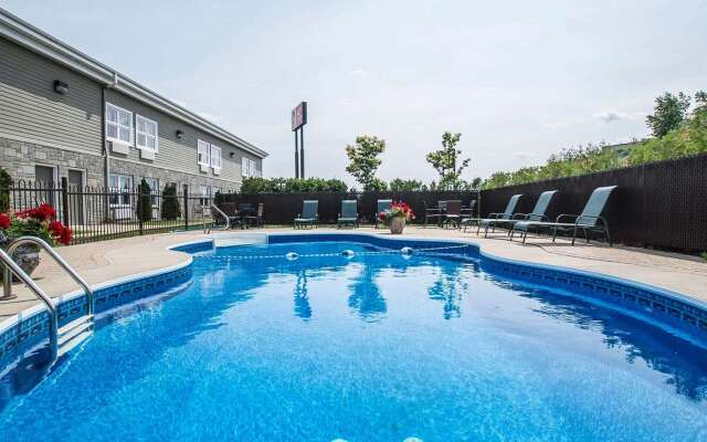 Econo Lodge Inn & Suites