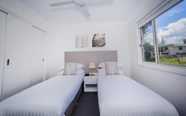 Escape At Nobbys Executive Townhouse 1 74 Pacific Drive – Guest Rooms – Port Macquarie