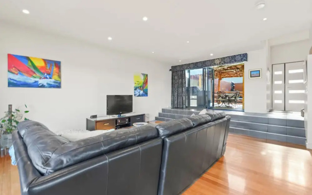 Waterfront Home - Gorgeous Views - 2 Bed