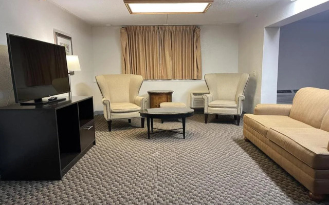 Clarion Inn & Suites and Convention Center