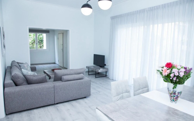 Sunny and Minimal apt in Glyfada With 3 Bdrm