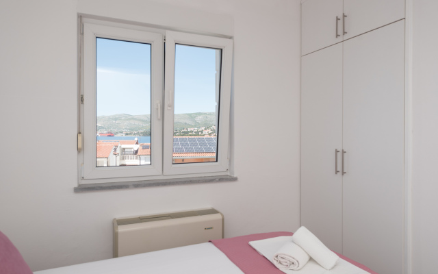 Apartment Karlo 220m From the Beach