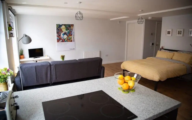 Studio flat with free Parking