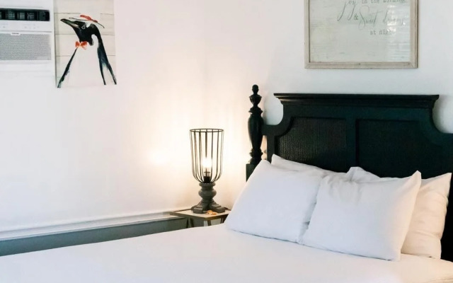 Seaside Laguna Inn & Suites