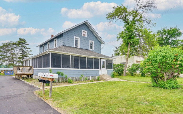 Snowmobile Trail On-site: Lakefront Mound Apt!