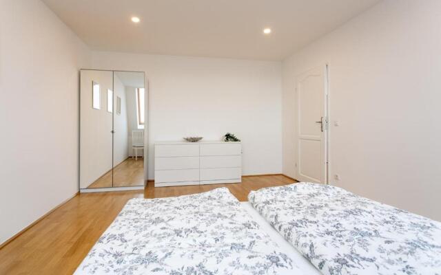 Sunny Penthouse with Terrace. DG7