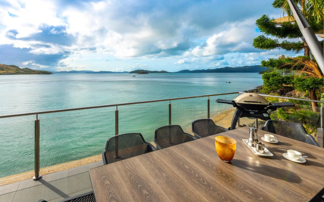 Yacht Club Villas