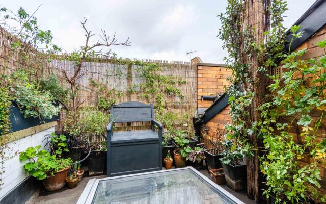 Charming Chiswick Home Near Ravenscourt Park by Underthedoormat