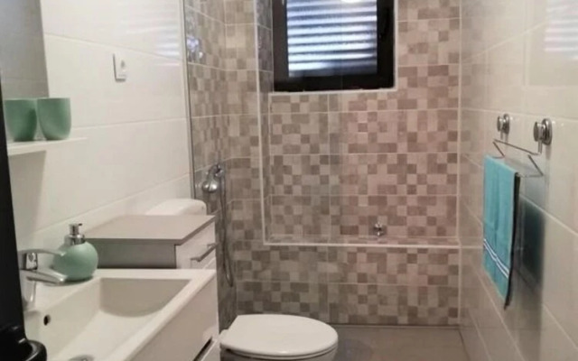 Anna - Free Parking - A2