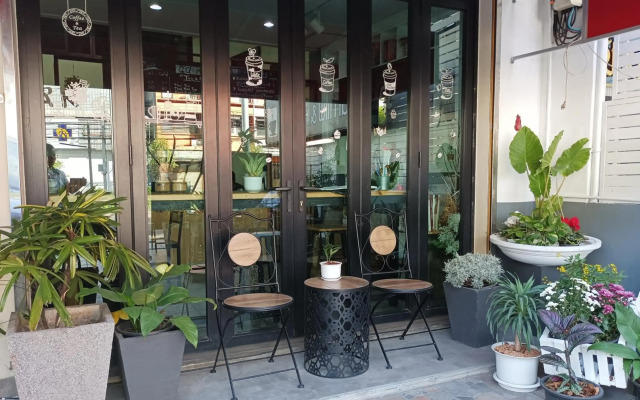 Double D Rooms & Cafe