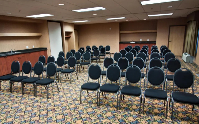 Days Inn & Suites by Wyndham Strathmore