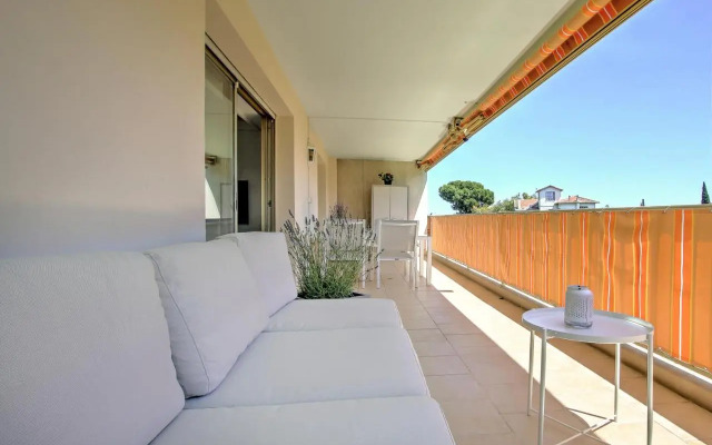 Modern Family Home 5 min to Beach +Pool +Garage