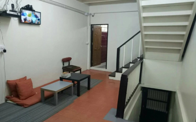 First Inn On Nut - Hostel