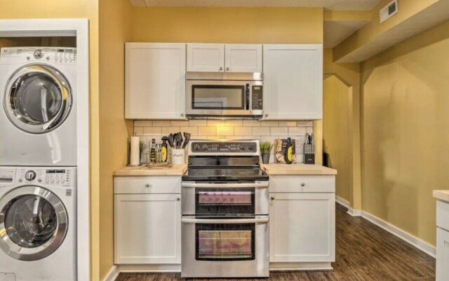 Urban Chic Townhome Near Downtown