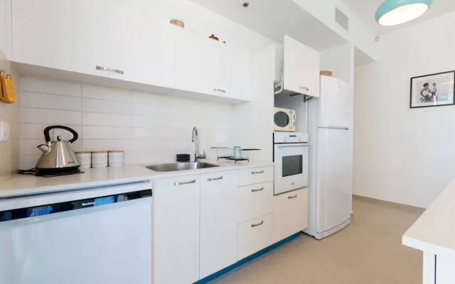 Artsy Modern Bright Apt in Bat Yam