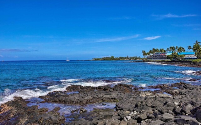 Kona Condo w/ View, Walk to Beach & Restaurants