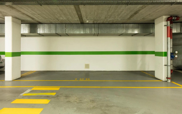 Skyscraper Riverview Lisbon with Indoor Pool