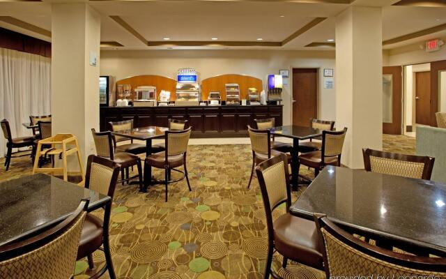 Holiday Inn Express & Suites Hope Mills-Fayetteville Arpt by IHG