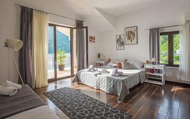 Studio Flat With View Near Beach in Tivat