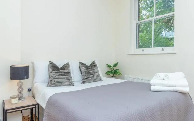 Modern Two Bedroom Apartment in Hammersmith - 203a, London