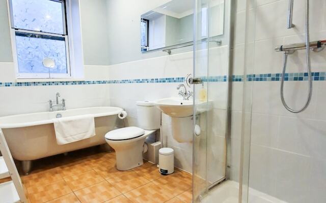 Linburn House Apartment
