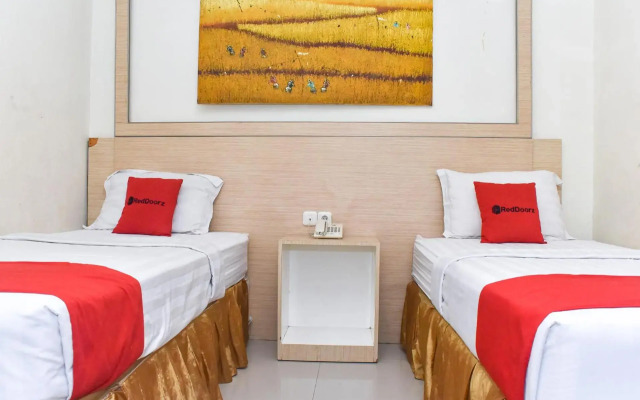 RedDoorz Plus near Sultan Hasanuddin Airport