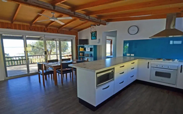 CDC-625 Beach House incl.rear 2BR studio