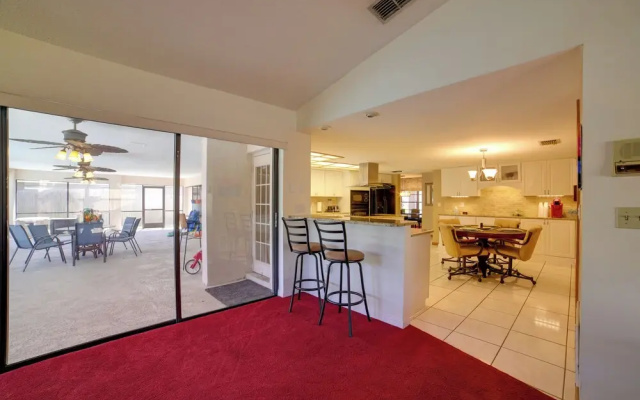 Relaxing Tampa Abode w/ Screened Lanai & Pool