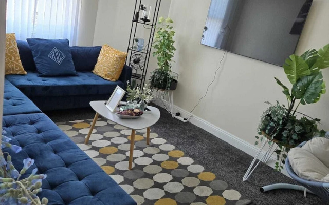 Charming Wolverhampton Apartment With Private Entrance