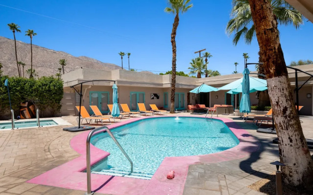 Poolside Fun King Suite