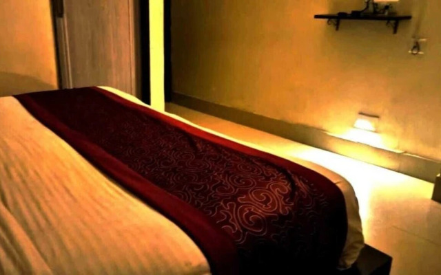Sada Shiv Guest House near Ganga river